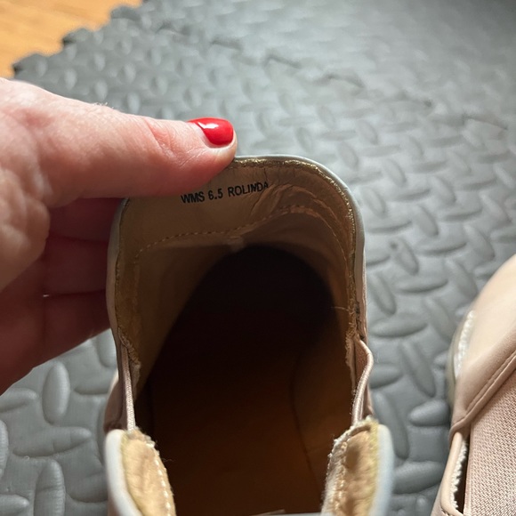 Bought from the buckle in the fall. Some blue coloring on ankle due to jeans. - Picture 6 of 6